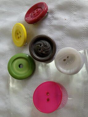 Set 6 : six handmade brooches with acrylic buttons